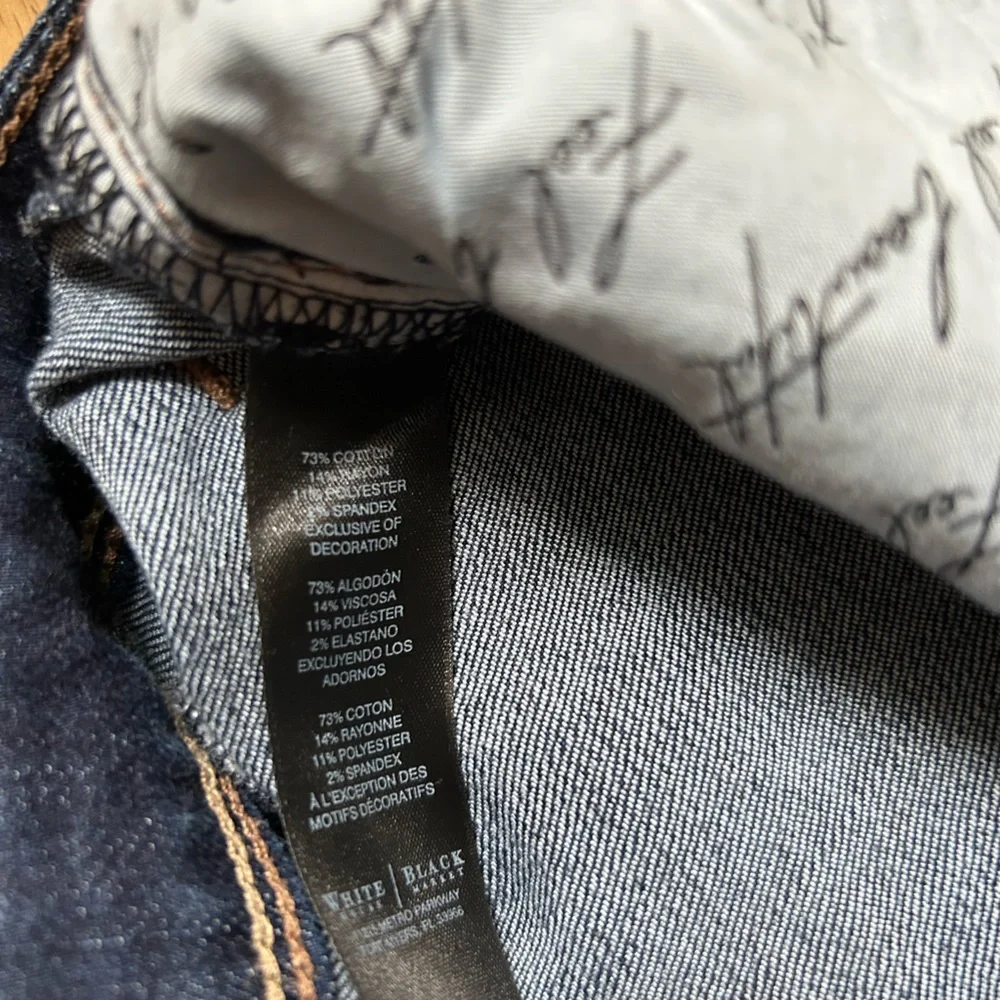 White House Black Market Boot Cut Mid Rise Jeans!! Size 4 but fits like a 6. - Picture 2 of 12